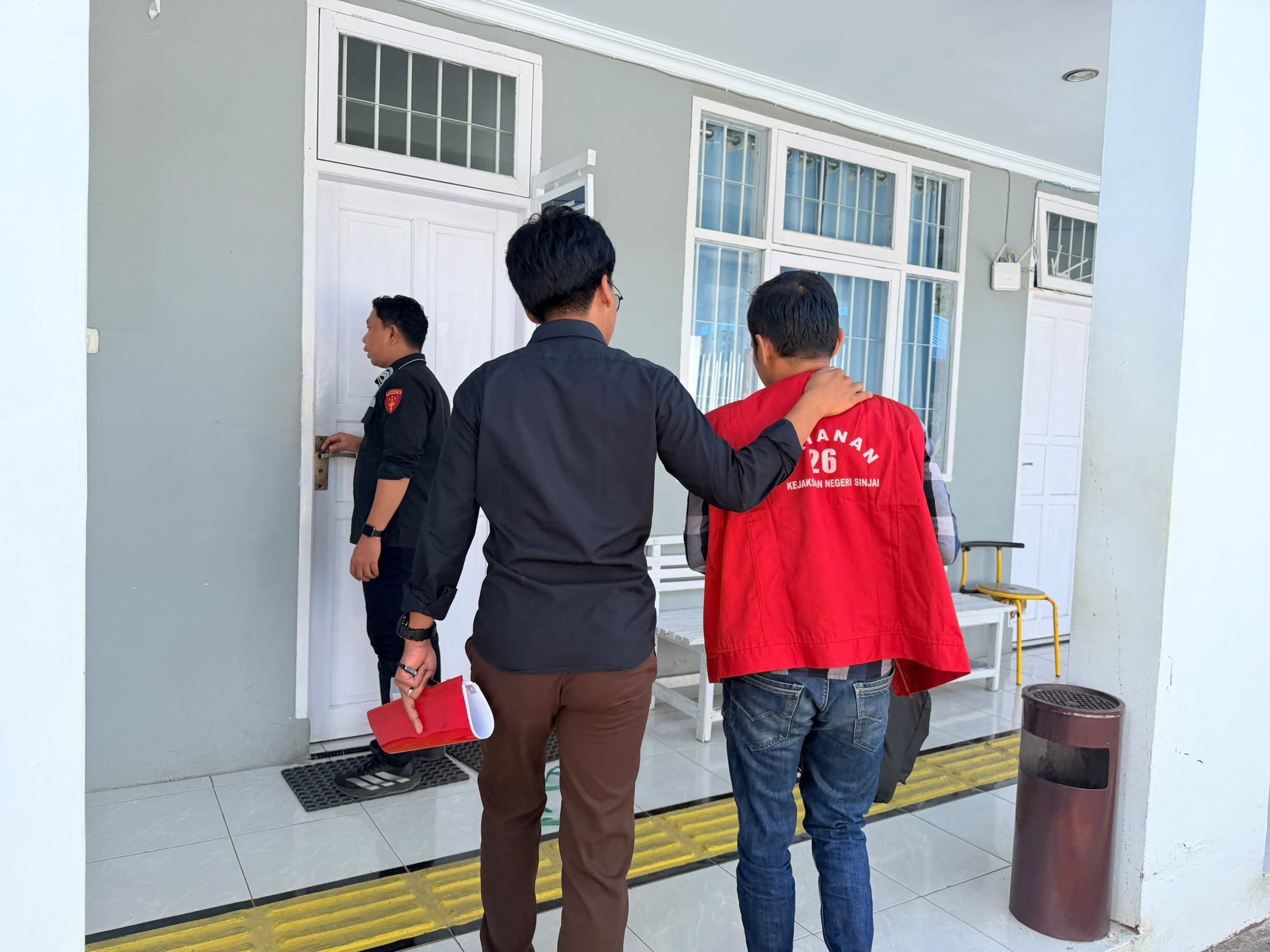 Ketgam: Eks Kepala Unit BRI Sangiasseri berinisial HA dikawal petugas Kejaksaan Negeri Sinjai saat dibawa ke rumah tahanan untuk menjalani penahanan terkait dugaan korupsi uang kas yang merugikan negara Rp3,25 miliar. (Dok. Anto)