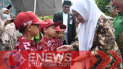 Bupati Sinjai, Hj. Ratnawati Arif, bersama pengurus Muslimat NU Sinjai membagikan susu merek Nestlé Dancow kepada peserta didik Madrasah Ibtidaiyah Negeri (MIN) 1 Sinjai, Kamis (22/10/2026).