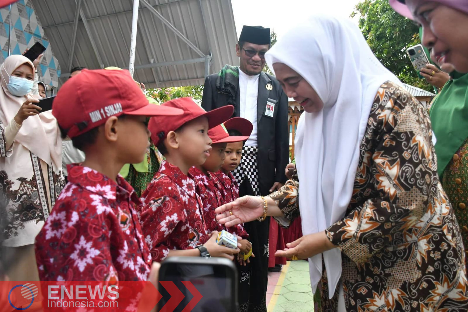 Bupati Sinjai, Hj. Ratnawati Arif, bersama pengurus Muslimat NU Sinjai membagikan susu merek Nestlé Dancow kepada peserta didik Madrasah Ibtidaiyah Negeri (MIN) 1 Sinjai, Kamis (22/10/2026).