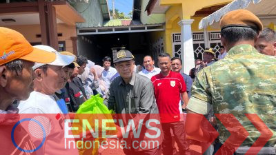 Pimpinan Baznas Bone bagikan bantuan paket kebutuhan pokok kepada warga.