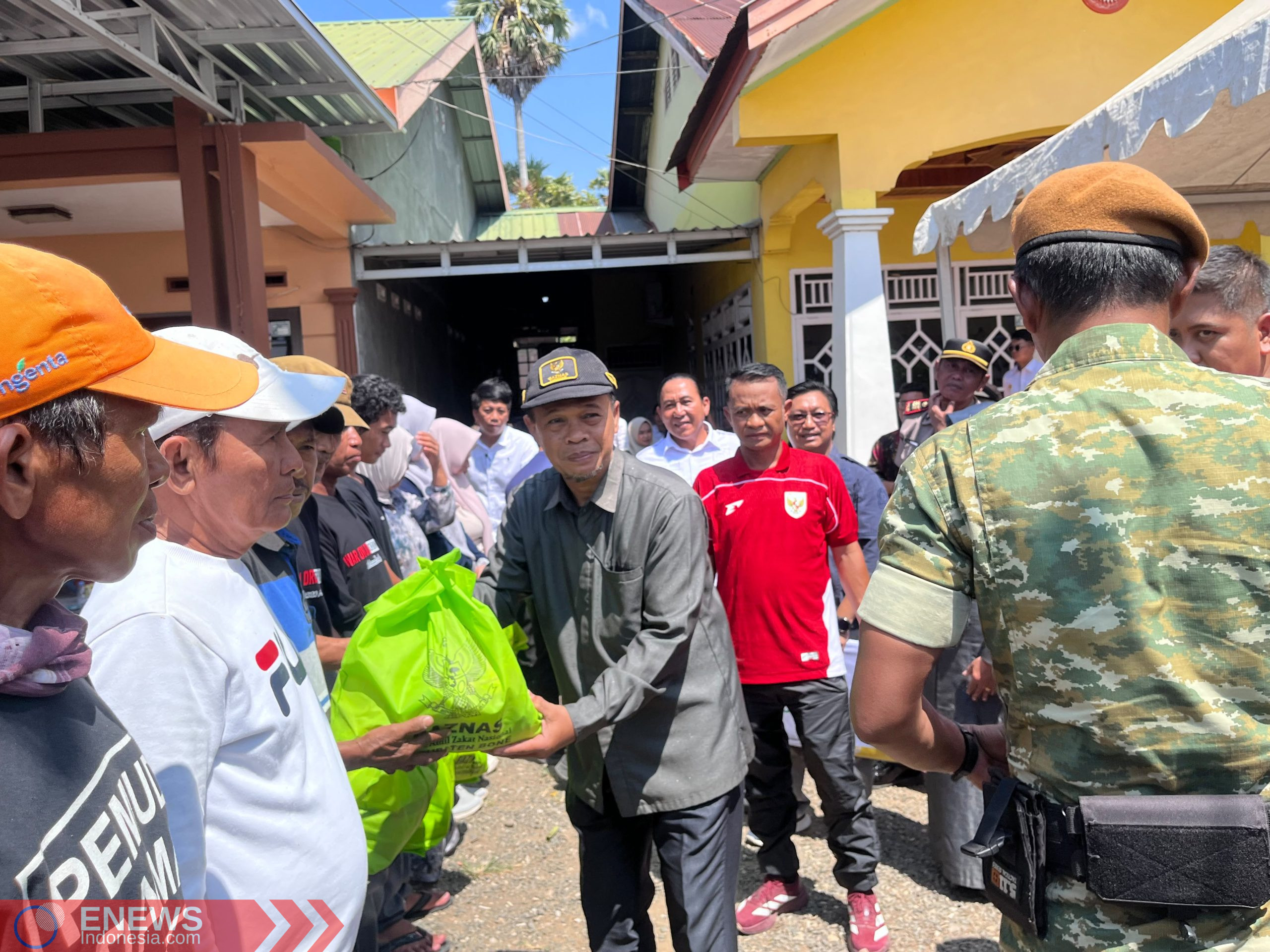 Pimpinan Baznas Bone bagikan bantuan paket kebutuhan pokok kepada warga.
