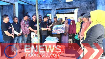 Foto: Kepala Dinas Pendidikan Sinjai, Irwan Suaib, bersama jajaran pejabat dinas dan perwakilan berbagai organisasi pendidikan saat menyerahkan bantuan kepada korban kebakaran.