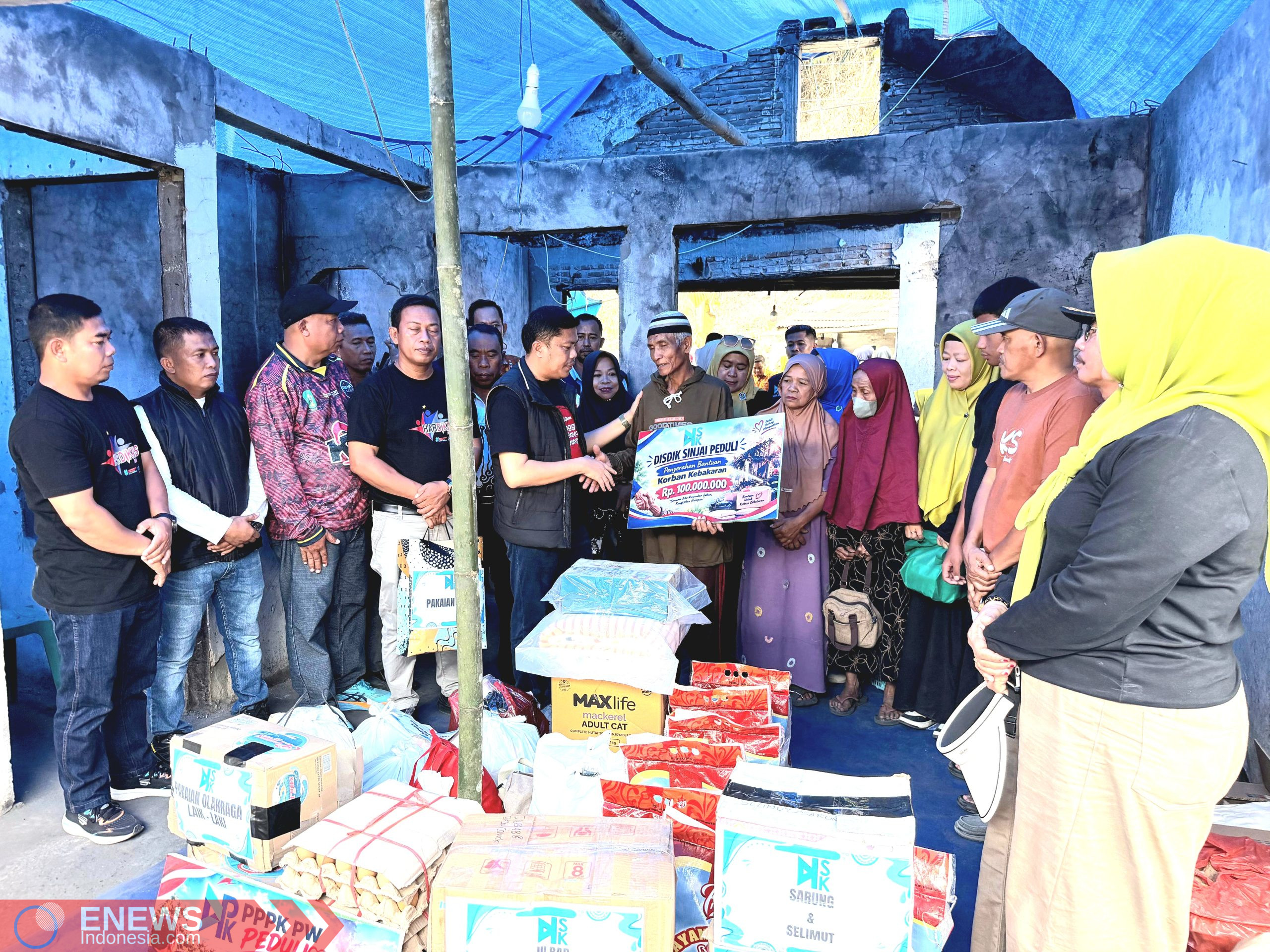 Foto: Kepala Dinas Pendidikan Sinjai, Irwan Suaib, bersama jajaran pejabat dinas dan perwakilan berbagai organisasi pendidikan saat menyerahkan bantuan kepada korban kebakaran.