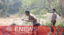 Foto: Kapolres Sinjai saat memimpin pemadaman api di kebun warga. (ENews)