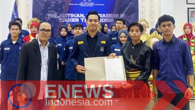 Sesi foto bersama pasca pelantikan pengurus baru DPK Kepmi Bone TATG.