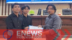 Muhammad Farhan menerima berkas kepengurusan dalam rangkaian pelantikan pengurus IKDH Cabang Bone di Aula PKK Watampone, Sabtu (24/10/2026).