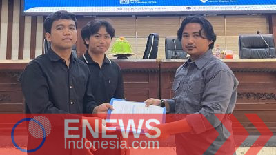 Muhammad Farhan menerima berkas kepengurusan dalam rangkaian pelantikan pengurus IKDH Cabang Bone di Aula PKK Watampone, Sabtu (24/10/2026).