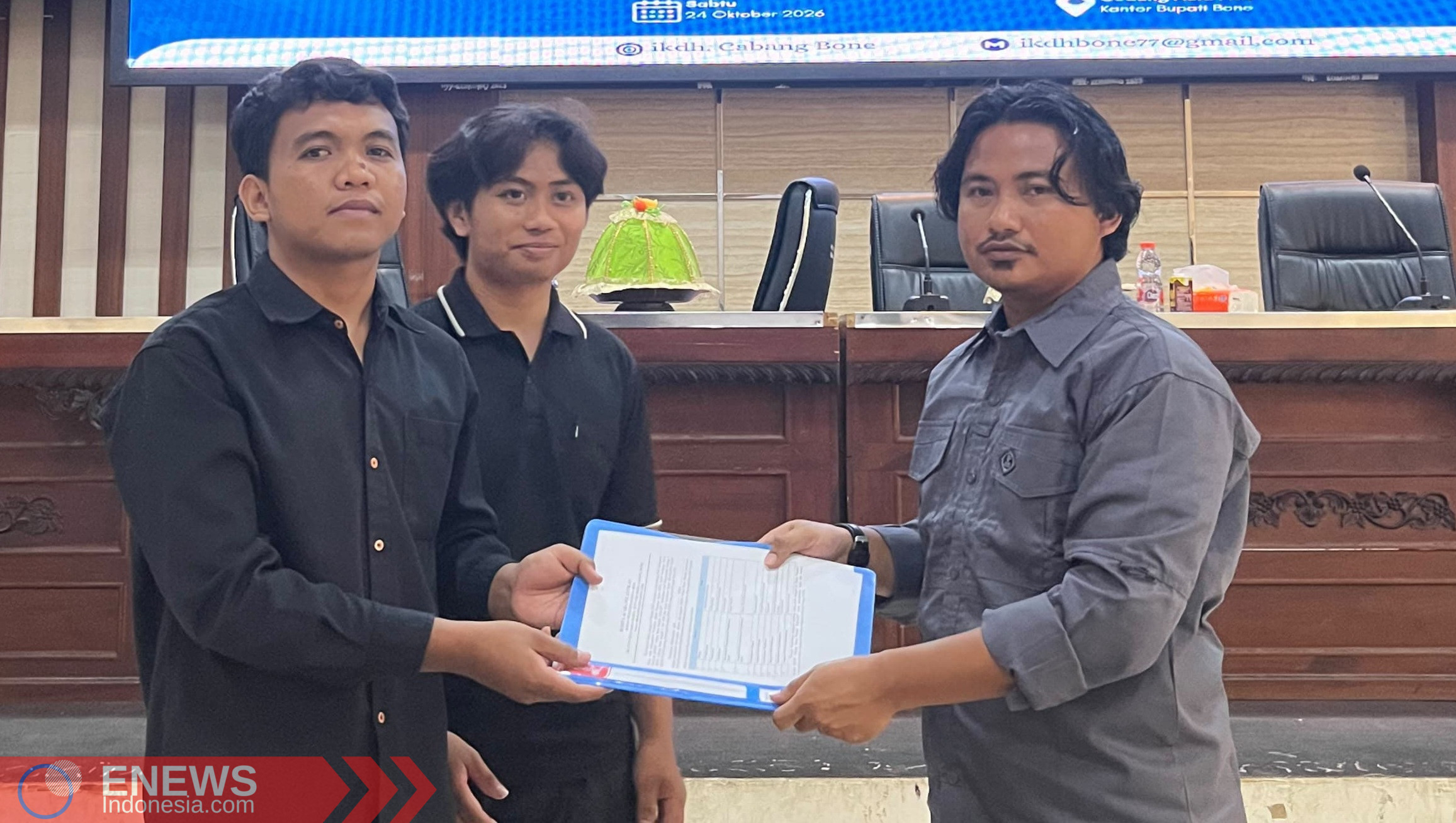 Muhammad Farhan menerima berkas kepengurusan dalam rangkaian pelantikan pengurus IKDH Cabang Bone di Aula PKK Watampone, Sabtu (24/10/2026).