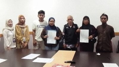 Ketgam: Pihak keluarga dan kuasa hukum bersama sejumlah pihak menunjukkan dokumen usai mediasi polemik pengasuhan anak di Polda Sulsel, Makassar.