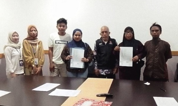 Ketgam: Pihak keluarga dan kuasa hukum bersama sejumlah pihak menunjukkan dokumen usai mediasi polemik pengasuhan anak di Polda Sulsel, Makassar.