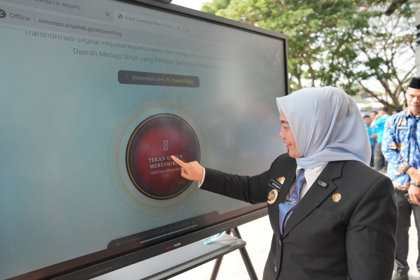 Foto: Bupati Sinjai, Hj Ratnawati Arif saat meresmikan SI-MOMPO