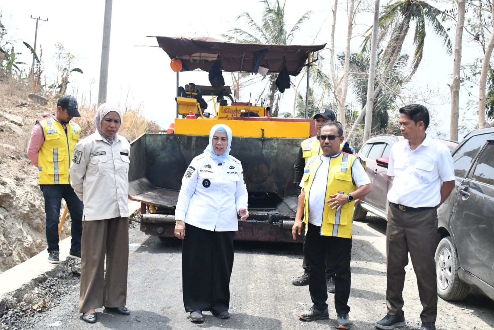 Bupati Sinjai, Hj. Ratnawati Arif, meninjau langsung progres pembangunan ruas jalan Lita–Manimpahoi di Kecamatan Bulupoddo, Kamis (29/10/2026).