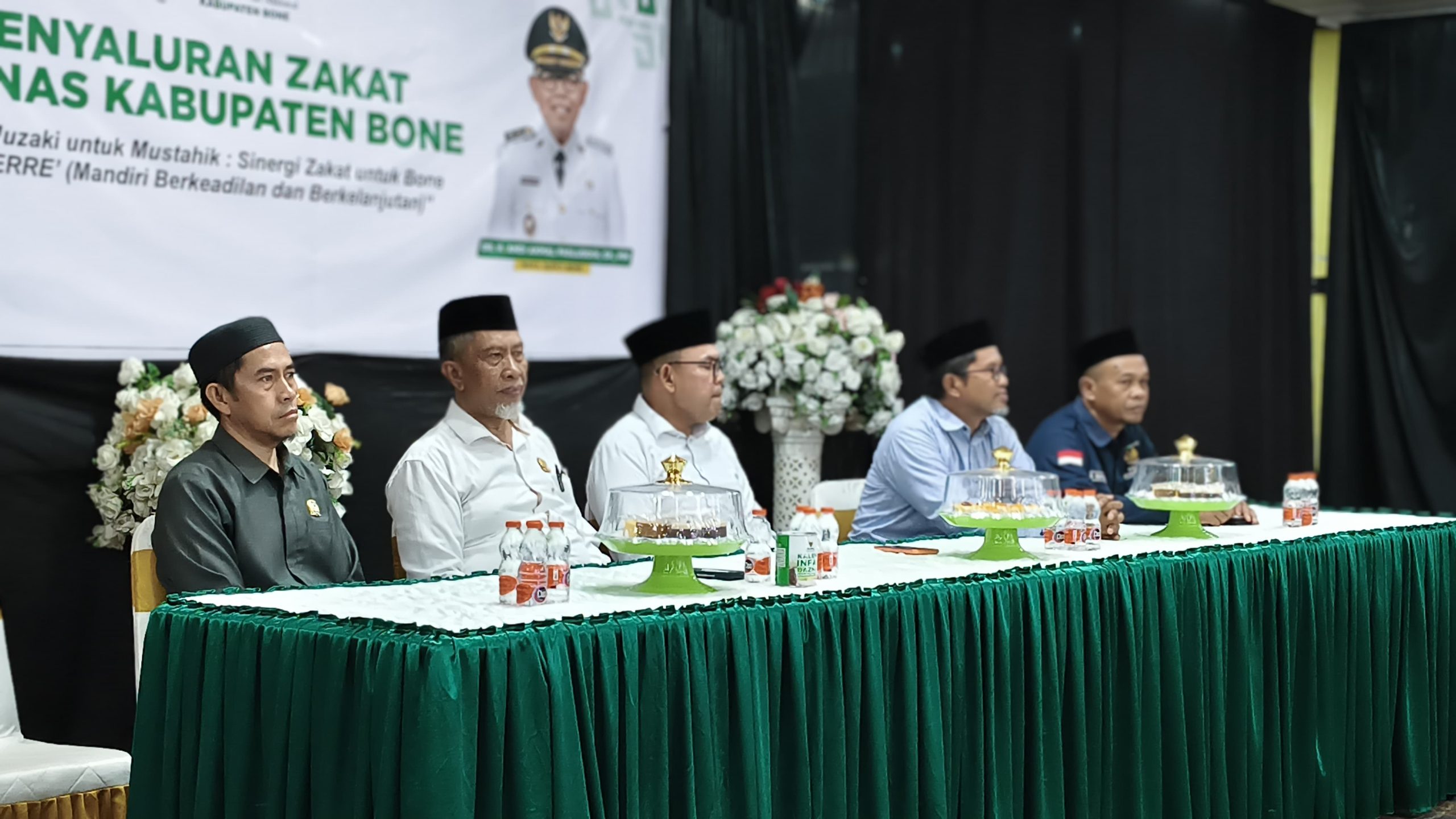 Kegiatan penyaluran zakat BAZNAS Kabupaten Bone yang berlangsung di Aula Masjid Agung Al-Markaz Al-Ma’arif Kabupaten Bone, Rabu (28/10/2026).