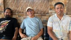 Ketgam: Camat Pulau Sembilan (mengenakan baju kemeja) bersama tokoh masyarakat setempat. (Anto)
