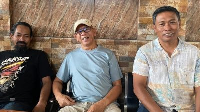 Ketgam: Camat Pulau Sembilan (mengenakan baju kemeja) bersama tokoh masyarakat setempat. (Anto)