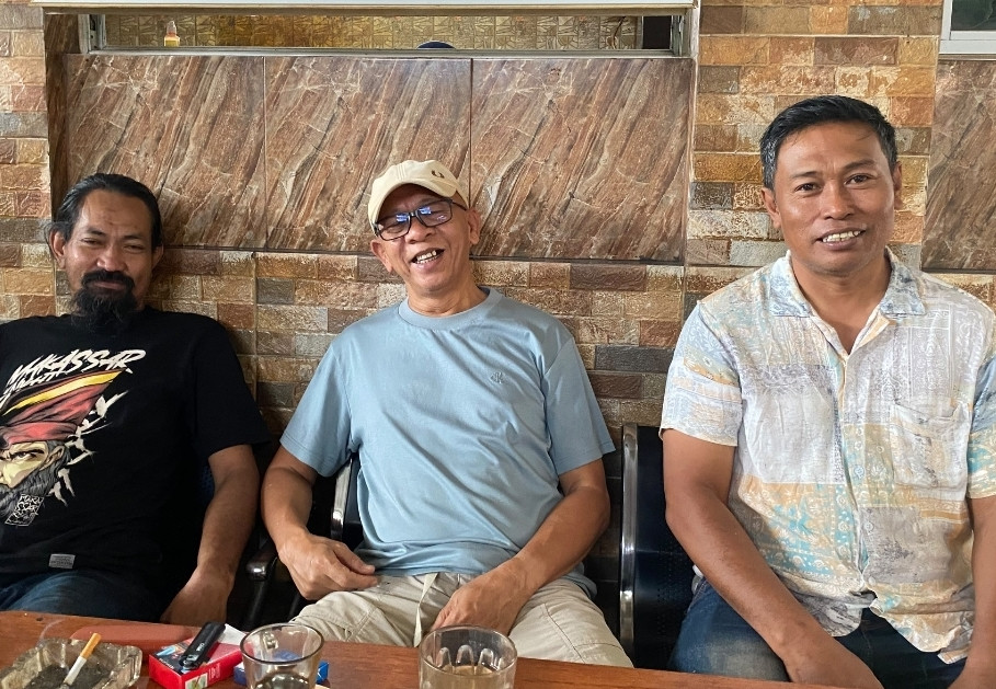 Ketgam: Camat Pulau Sembilan (mengenakan baju kemeja) bersama tokoh masyarakat setempat. (Anto)