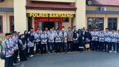 Foto: Anggota PGRI Bantaeng berpose bersama di halaman Mapolres Bantaeng. (Dok. Ismail)