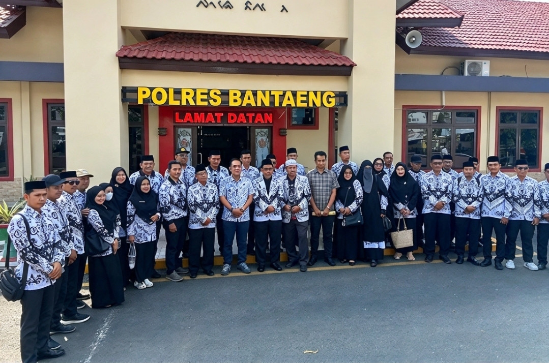 Foto: Anggota PGRI Bantaeng berpose bersama di halaman Mapolres Bantaeng. (Dok. Ismail)