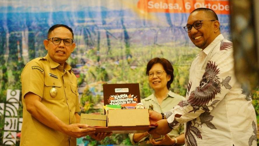 Ketgam : Direktur ICRAF Asia, Sonya Dewi, didampingi Direktur ICRAF Indonesia, Andre Ekadinata, menyerahkan sejumlah 'warisan' salah satunya buku berjudul Belajar Dari Bone kepada Wabup Bone, H Andi Akmal Pasluddin sebagai simbolis penutupan program di Bumi Arung Palakka selama lima tahun. (Dok. Ros)