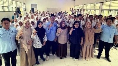 Ketgam: Kepala UPT SMAN 5 Bone bersama pemateri dari DLH Provinsi Sulawesi Selatan dan DLH Kabupaten Bone serta para siswa dalam kegiatan Diklat Kader Adiwiyata untuk mewujudkan sekolah peduli lingkungan menuju Adiwiyata Mandiri 2026.