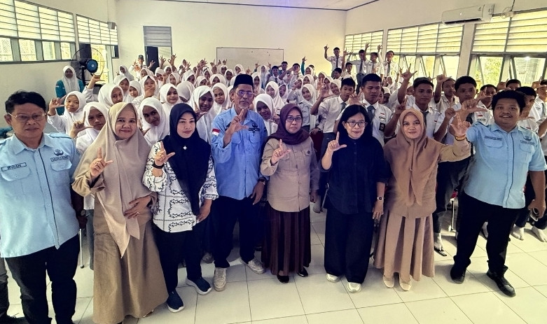 Ketgam: Kepala UPT SMAN 5 Bone bersama pemateri dari DLH Provinsi Sulawesi Selatan dan DLH Kabupaten Bone serta para siswa dalam kegiatan Diklat Kader Adiwiyata untuk mewujudkan sekolah peduli lingkungan menuju Adiwiyata Mandiri 2026.