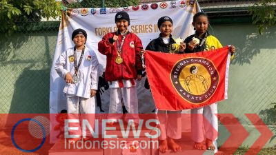 Ketgam: Karateka muda INKAI Sinjai berpose bersama medali yang diraih pada Turnamen Karate Forki Bone Series II di Lapangan Serbaguna Kodim 1407 Bone, 23–25 Oktober 2026.