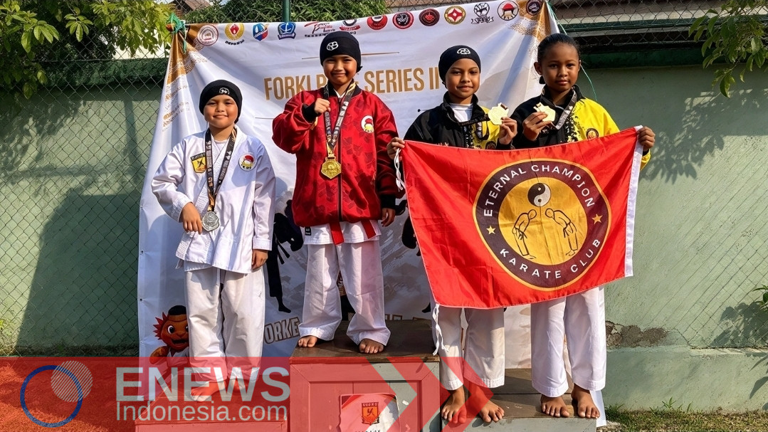 Ketgam: Karateka muda INKAI Sinjai berpose bersama medali yang diraih pada Turnamen Karate Forki Bone Series II di Lapangan Serbaguna Kodim 1407 Bone, 23–25 Oktober 2026.