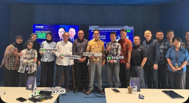Ketgam: Peserta dan jajaran PT Traze Andalan Futures berfoto bersama usai kegiatan Traze Open House bertajuk “IHSG Rontok, Emas Jadi Peluang atau Jebakan?” di Jakarta, Kamis (29/10/2026).