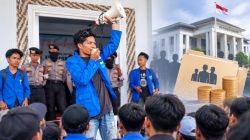 Ketgam: Korlap PMII Komisariat Unsulbar berorasi di depan Kantor DPRD Majene, mendesak kepastian pembayaran gaji PPPK penuh waktu dan paruh waktu. (Dok. Kamil)