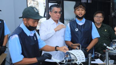 Foto: Menaker Yassierli saat kunjungan kerja di BPVP Bandung Barat, Jawa Barat, Jumat (9/10/2026). (Humas Kemnaker)