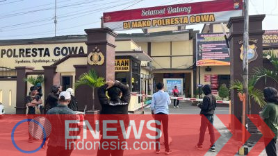 Massa dari Mahasiswa Penggiat Konstitusi Hukum (MPKH) saat menggelar unjuk rasa di depan Mapolresta Gowa, Jumat (23/10/2026)