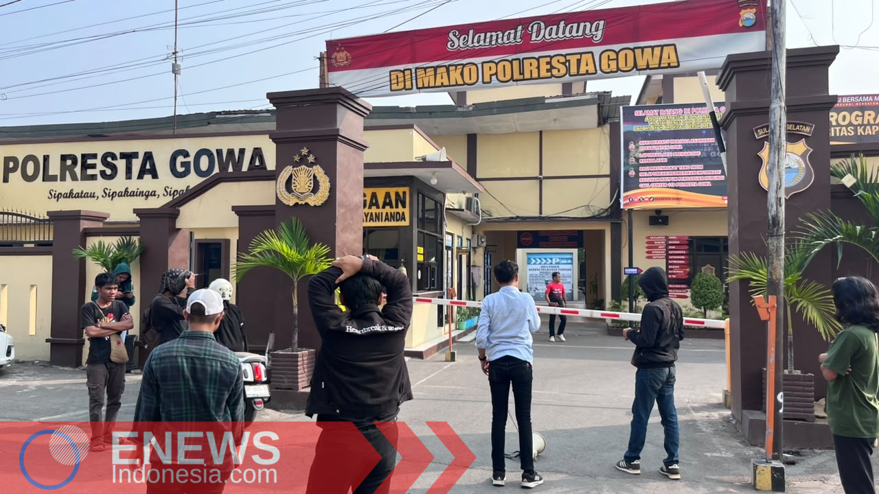 Massa dari Mahasiswa Penggiat Konstitusi Hukum (MPKH) saat menggelar unjuk rasa di depan Mapolresta Gowa, Jumat (23/10/2026)