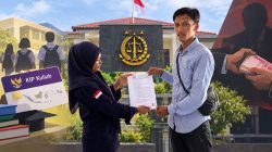 Ketgam: Aliansi Mahasiswa UNIASMAN Bone menyerahkan laporan dugaan praktik jual beli kuota KIP Kuliah ke Kejaksaan Negeri Bone untuk ditindaklanjuti. Foto: Enews Indonesia.