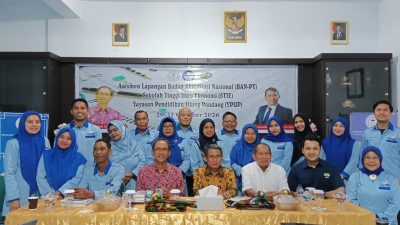 Ketgam: Tim asesor BAN-PT bersama pimpinan dan sivitas akademika STIE YPUP Makassar usai pelaksanaan asesmen lapangan di kampus STIE YPUP Makassar, 31 Oktober 2026.