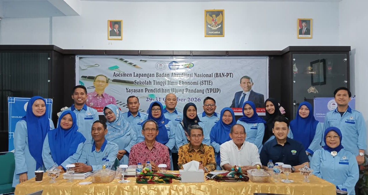 Ketgam: Tim asesor BAN-PT bersama pimpinan dan sivitas akademika STIE YPUP Makassar usai pelaksanaan asesmen lapangan di kampus STIE YPUP Makassar, 31 Oktober 2026.